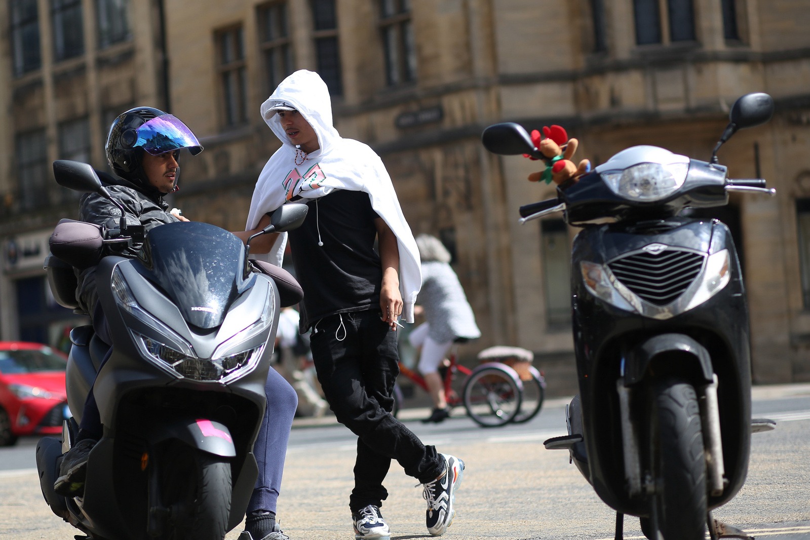 Photo of beople on the street in Oxford, UK by Elena Gallina