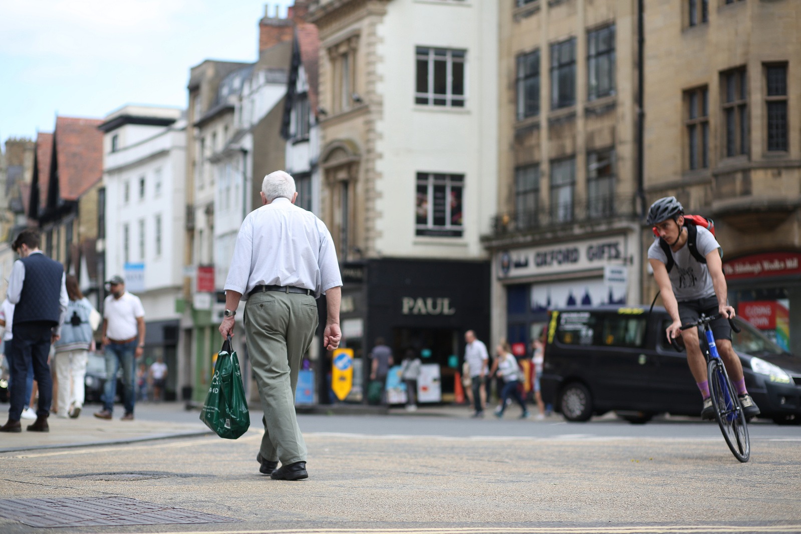 Photo of beople on the street in Oxford, UK by Elena Gallina